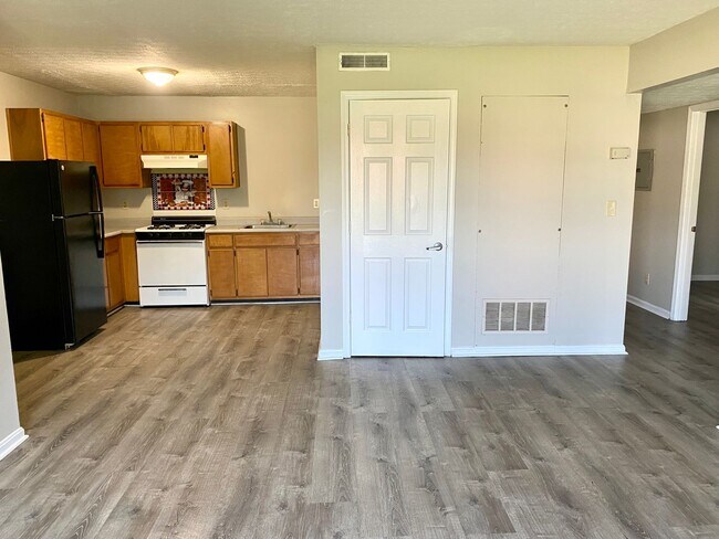 Foto del edificio - Remodeled 3 bedroom apartment in Portland - Section 8 accepted