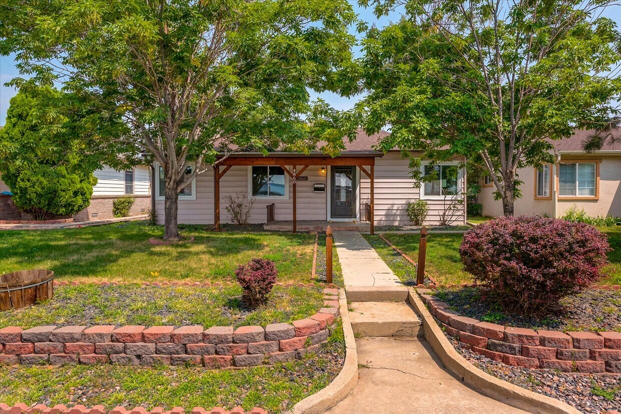 Foto principal - 4860 Eliot St