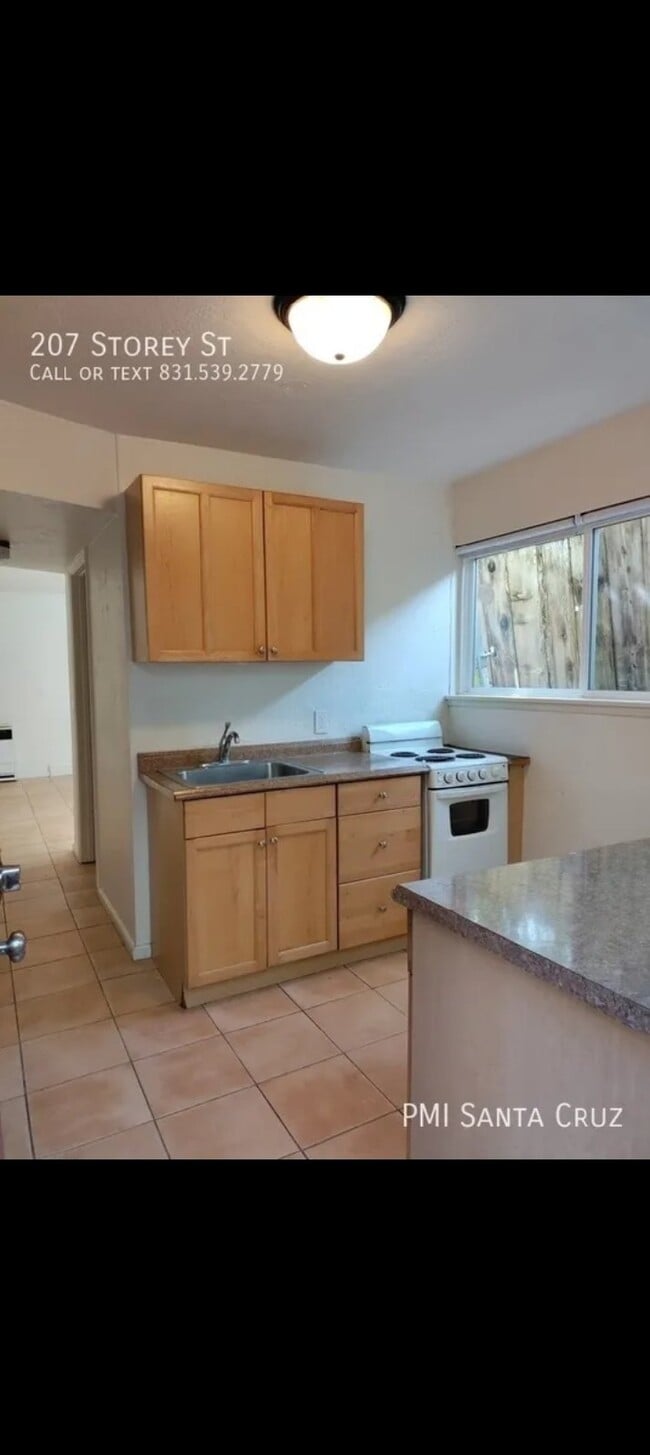 Building Photo - Charming Studio Apartment - West Side