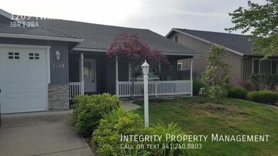 Building Photo - 1209 Twin Rocks Dr