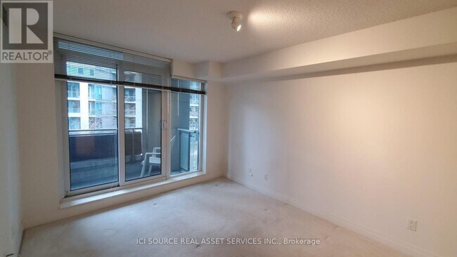 Photo du bâtiment - 2119 Lake Shore Blvd W