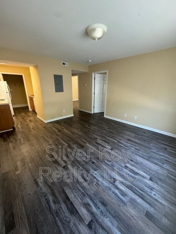 Building Photo - 220 Willow Creek Drive