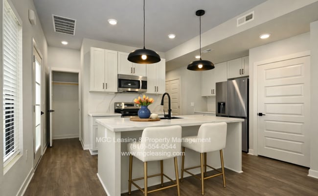 Building Photo - Oak Ridge Falls – Modern 3-Bedroom Townhome with 2-Car Garage