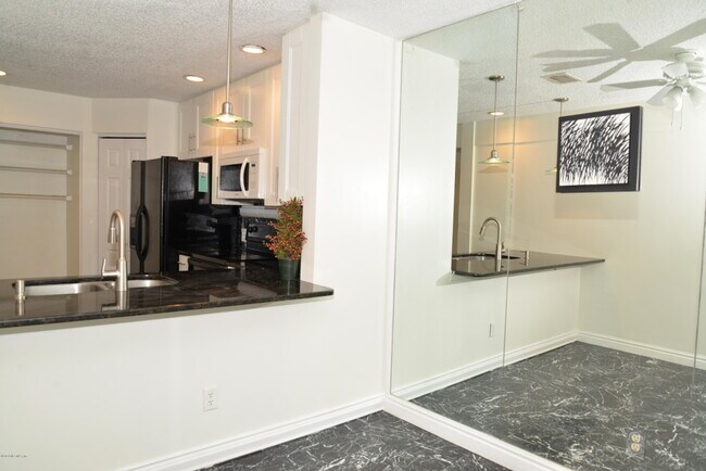 Foto del edificio - 9960 Moorings Dr