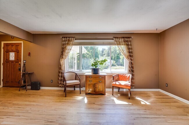 Foto del edificio - 4 bed, 2 bath Ranch Home near City Park W/ Finished Bsmt & Fenced Yard!