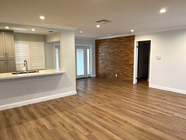 Foto del edificio - Luxurious Retreat: Stylish 3 Bed, 3 Bath Home in Granada Hills