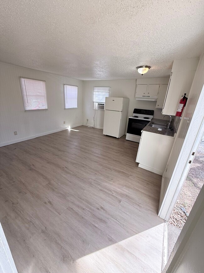 Building Photo - 215 Weeks Rd