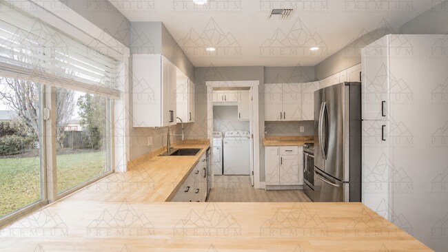 Foto del edificio - Renovated 3 bed 2 bath coming soon!