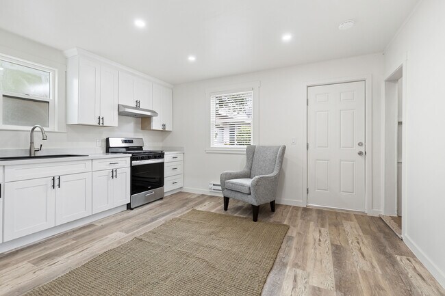 Building Photo - 348A Tyrella Ave
