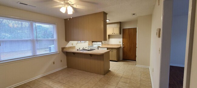 Foto del edificio - 4 Bedroom home near Summerville High School- (NOT Section 8 approved)