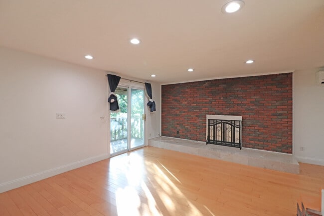 Living Room - 95 Pierce St