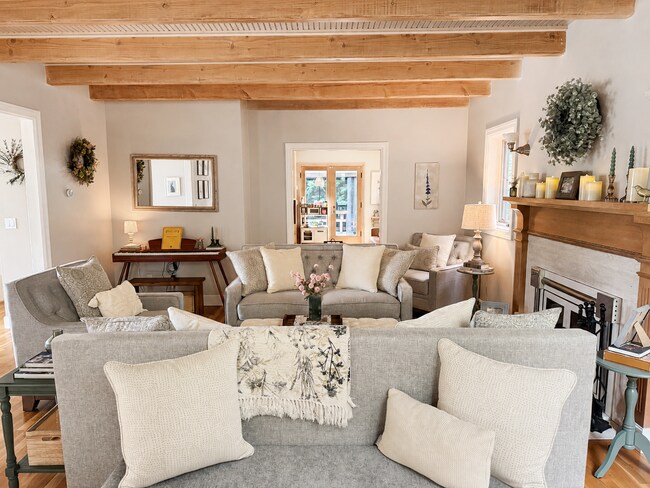 Foto del edificio - Elegant French Country Home with Lake Washington & Mount Rainier Views