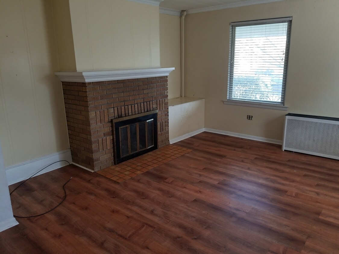 Living room - 58 W Vaughn St