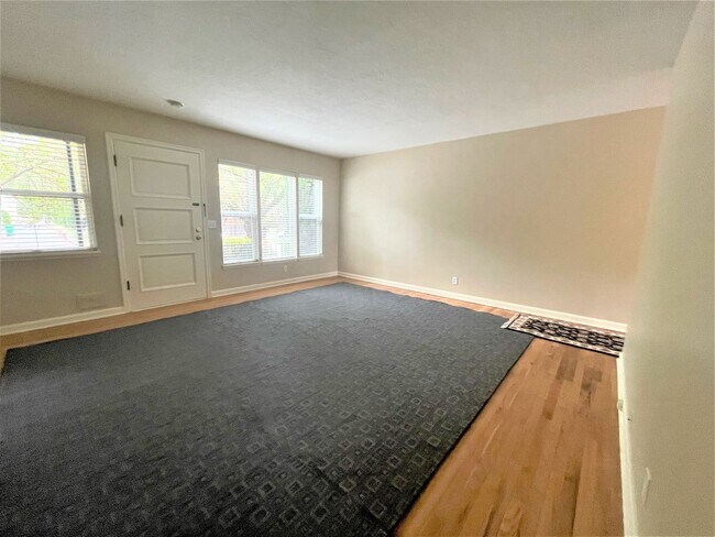 Building Photo - 2 bedroom Townhouse with free onsite parki...