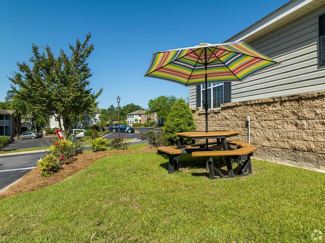 Apartamentos junto al campus en Augusta, Georgia, con área de picnic - Campus Side Apartments