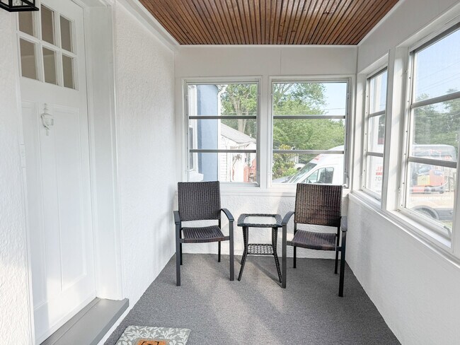 Screened Porch - 309 W Holly Oak Rd