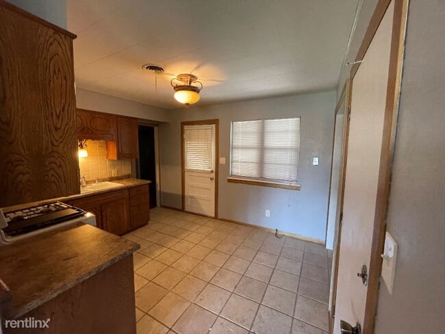 Building Photo - 3 br, 1 bath House - 4304 NW Hoover Ave