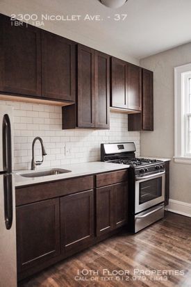 Foto principal - One Bedroom Plus Den! Next to Eat Street!