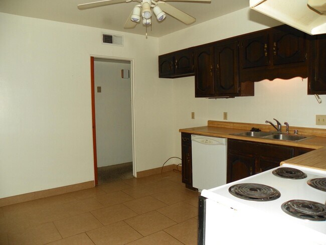 Foto del edificio - 8522 Flower Pl NE