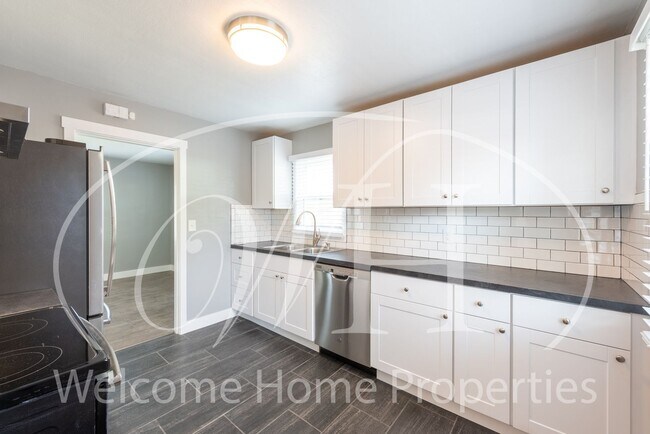 Building Photo - Gorgeous 3 Bedroom Home on Corner Lot