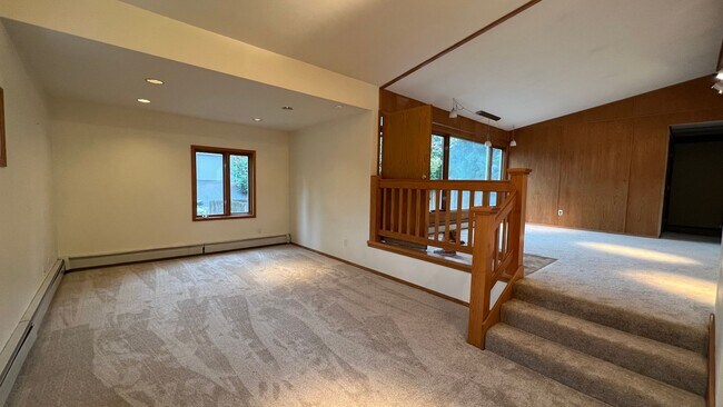 Foto del edificio - Spacious (3) Bed, (1) Bath East Side Duple...