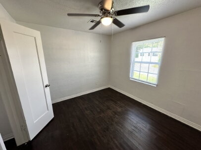 Foto del edificio - 3 BR Home  1 bathroom.