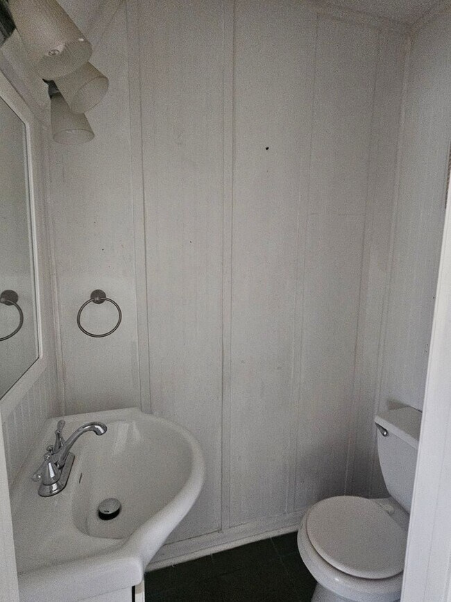 Foto del edificio - Updated 2BR Townhome Near S Beltline — Convenient Columbia Living