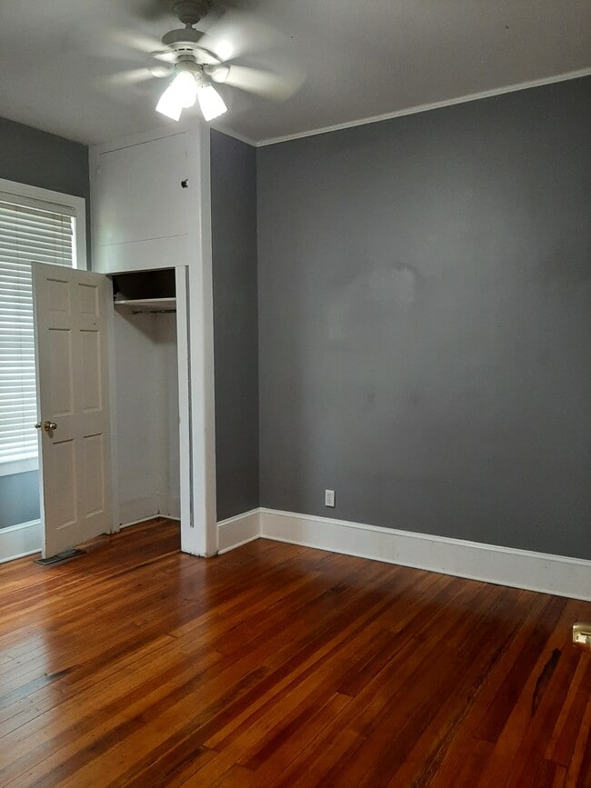 Dormitorio 2 - 1430 Queen City Ave