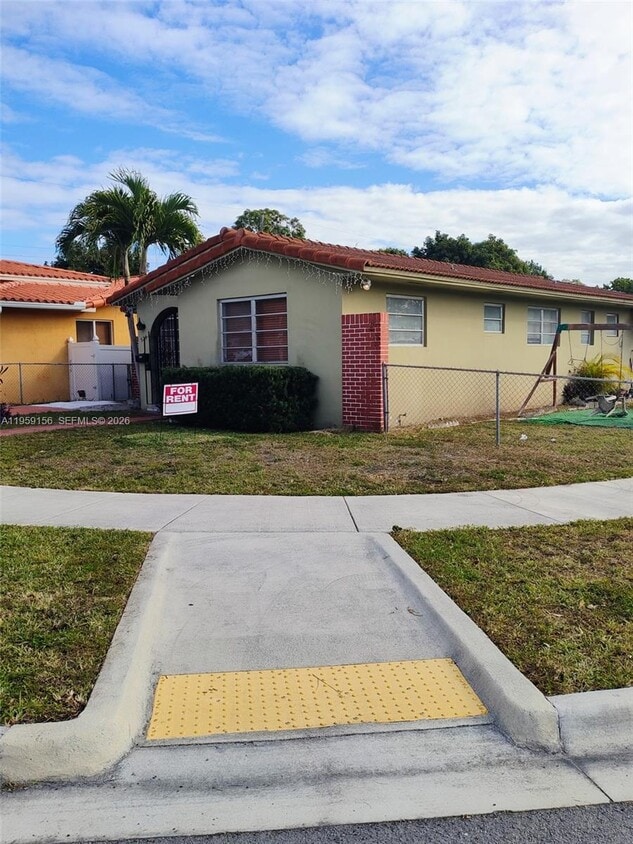 Building Photo - 525 SW 56th Ave