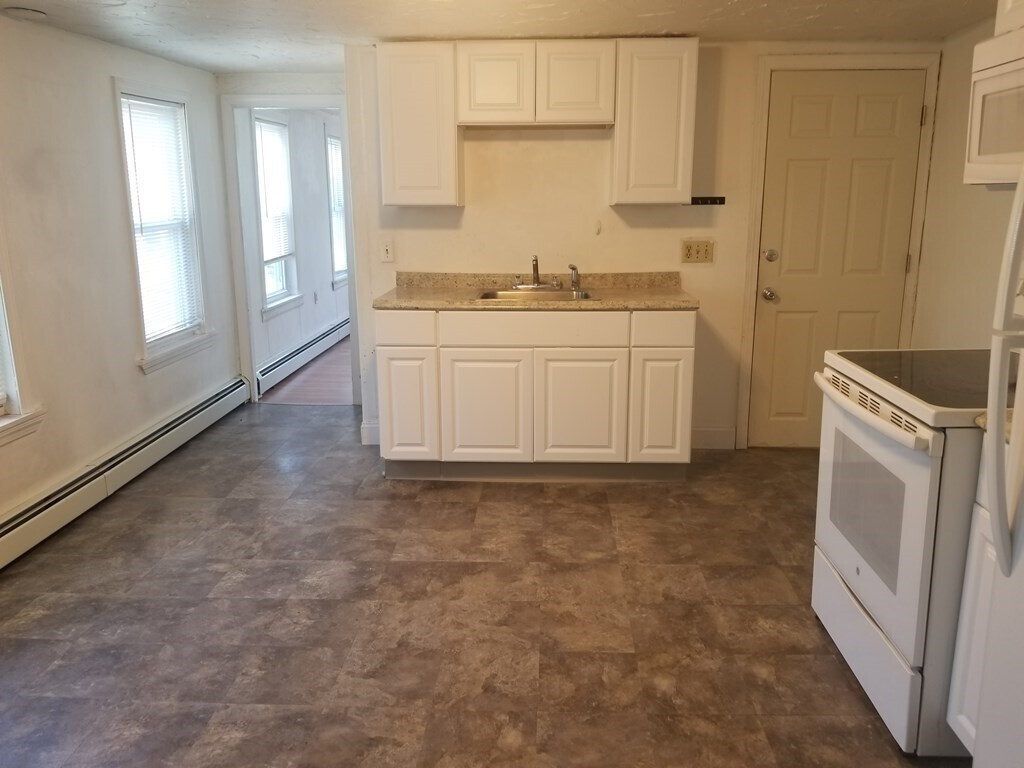 689 Main St Unit 2N, Oxford, MA 01537 Room for Rent in Oxford, MA