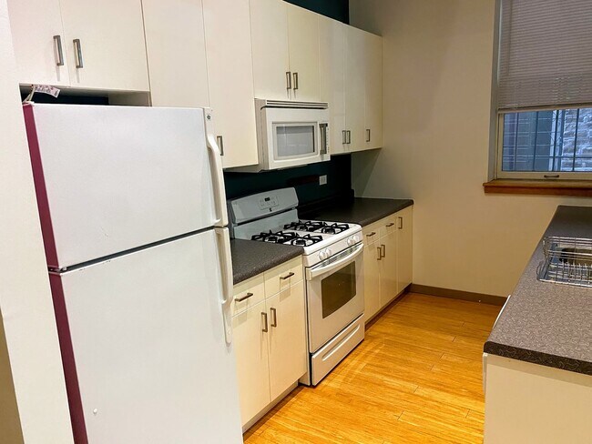 Building Photo - 842 N Wolcott Ave