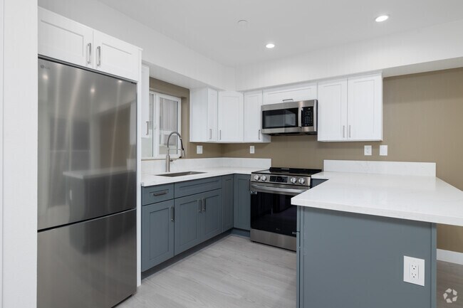 2BD, 2BA - 1,102SF - Kitchen - Fairfax Townhomes