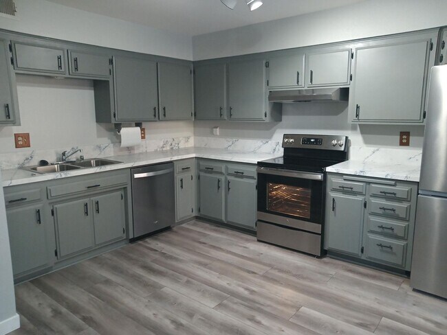 Foto del edificio - Desirable Two-Story Condo in the North East