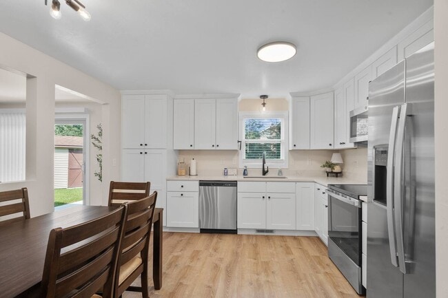 Building Photo - 2596 Parkwood Dr