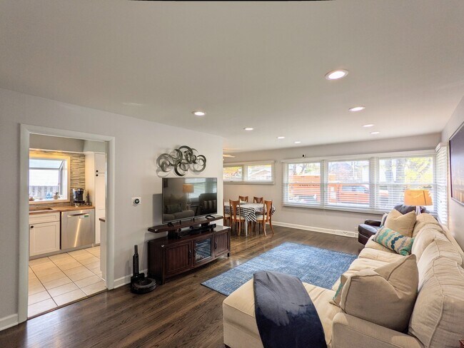 Foto del edificio - 2450 Maple Ave