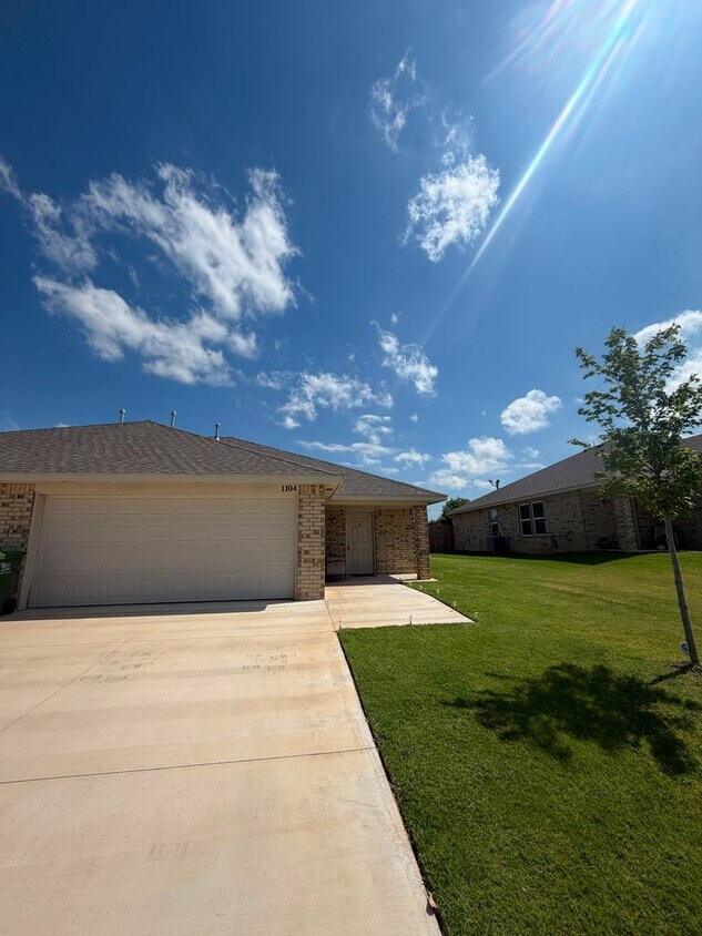 Beautiful 3-Bedroom Home in Yukon – Available Now! - Beautiful 3-Bedroom Home in Yukon – Available Now!