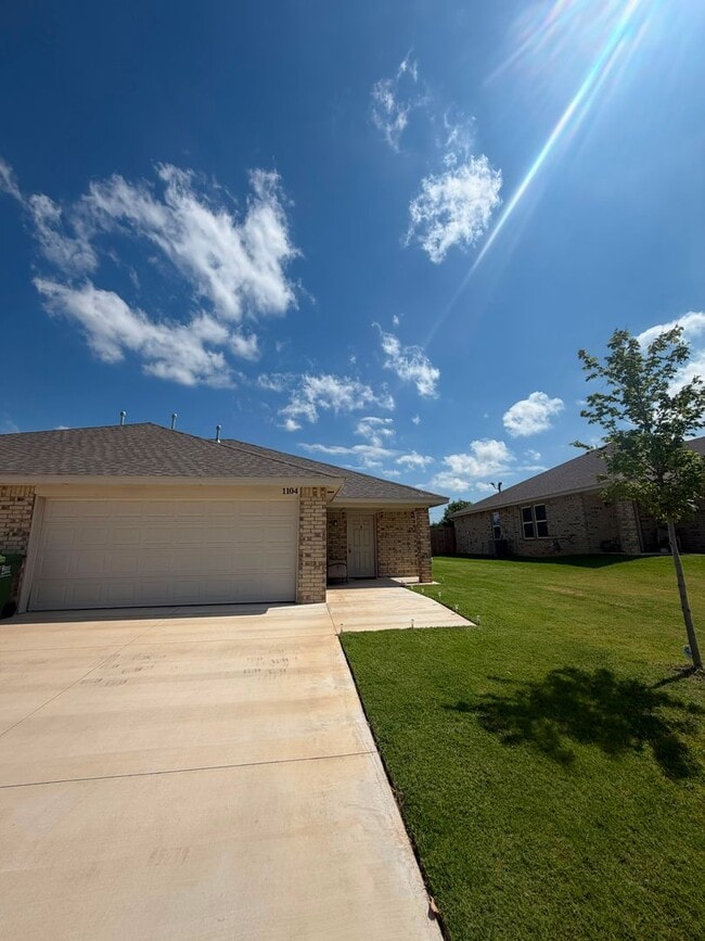 Beautiful 3-Bedroom Home in Yukon – Available Now! - Beautiful 3-Bedroom Home in Yukon – Available Now!