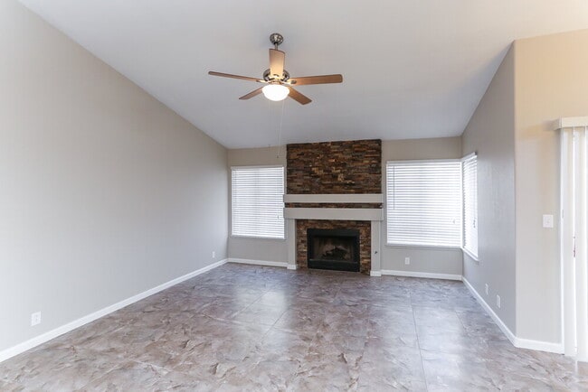 Foto del edificio - 4401 La Reina Cir