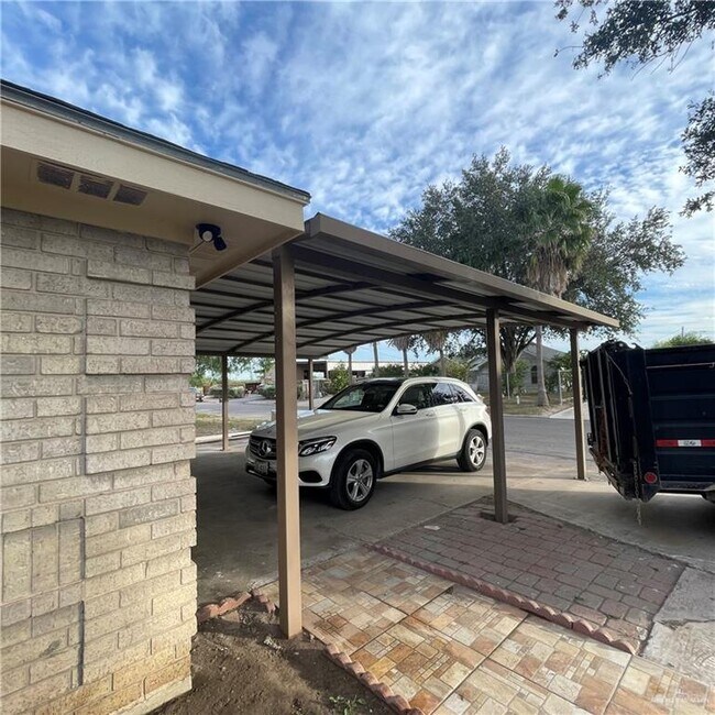 Building Photo - 2815 Janet Dr