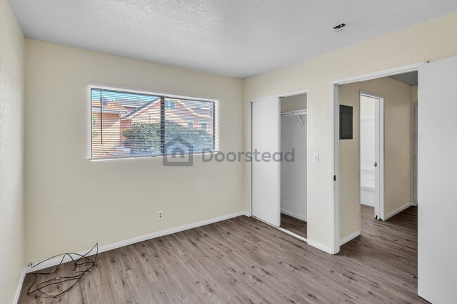 Building Photo - 922 W 25th St