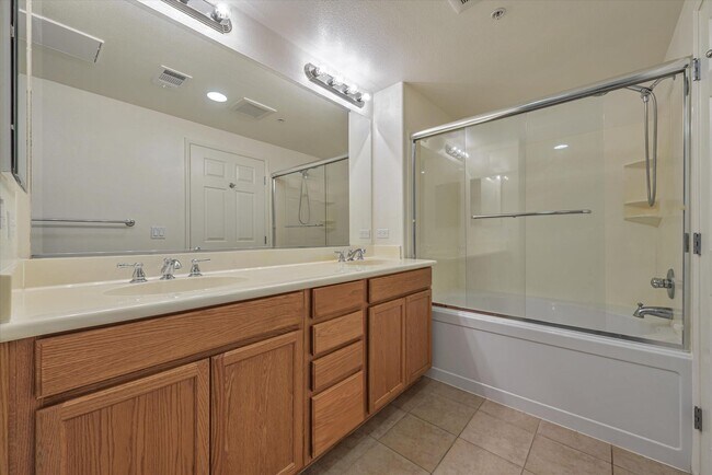 Foto del edificio - Light and Bright 1 Bedroom Condo with Park...