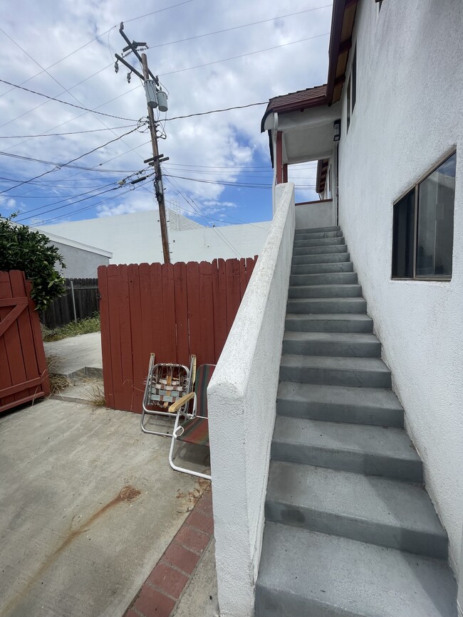 Private entry - 1131 E Whiting Ave