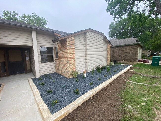 Building Photo - Newly Remodeled