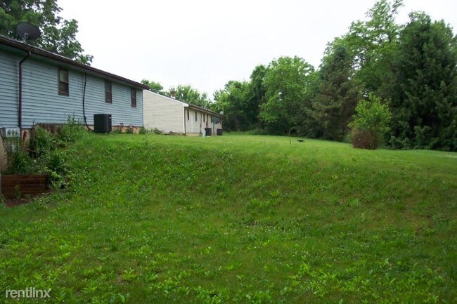 Building Photo - 3 br, 1 bath Apartment - 7 Windy Hill Rd.