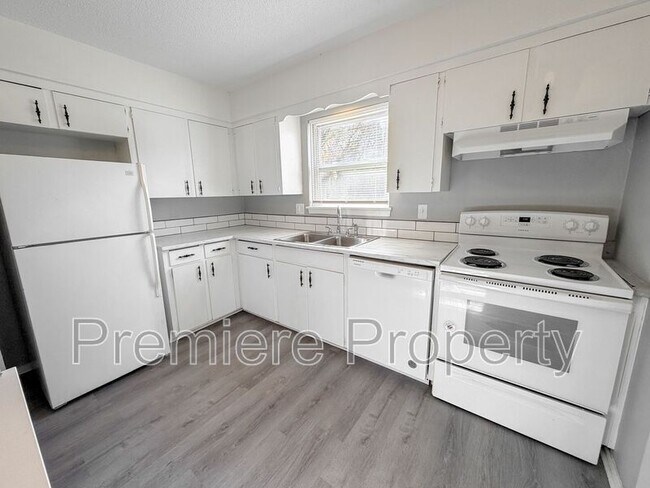 Foto del edificio - 223 N Oak Dr