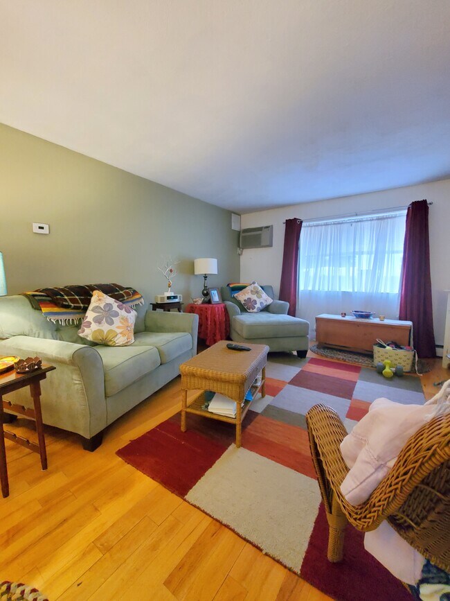 leaving room - 84 Grant St