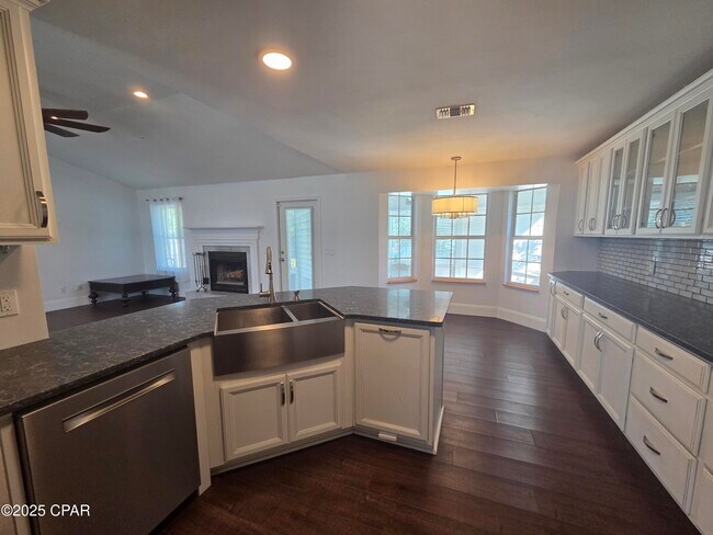 Foto del edificio - 1303 Sutherland Ct