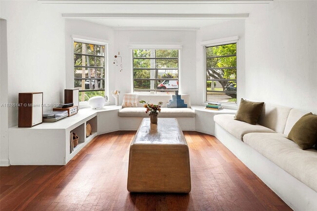 Foto del edificio - 641 NE 57th St
