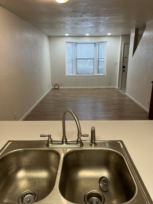 Building Photo - 2560 SW 31st Pl