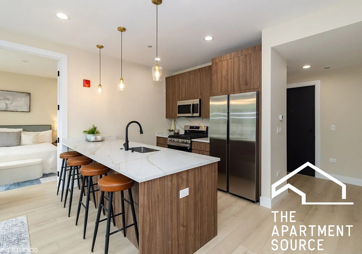 Foto principal - 3044 W Irving Park Rd